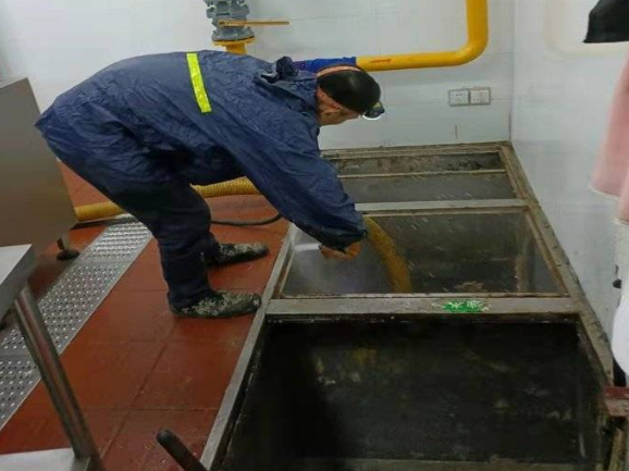 餐饮隔油池为什么必须定期清掏?不清的危害全解析